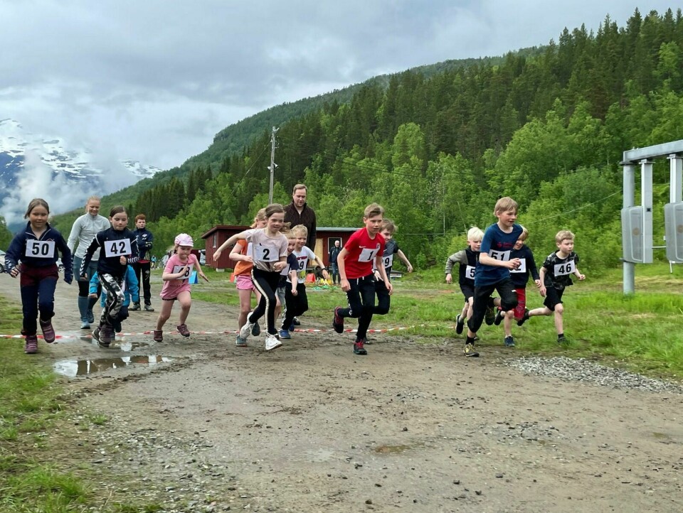FELLESSTART: 14 deltagere i alderen opp til elleve år løp den 950 meter lange løypa opp Steilia tirsdag. Foto: Even Dørum