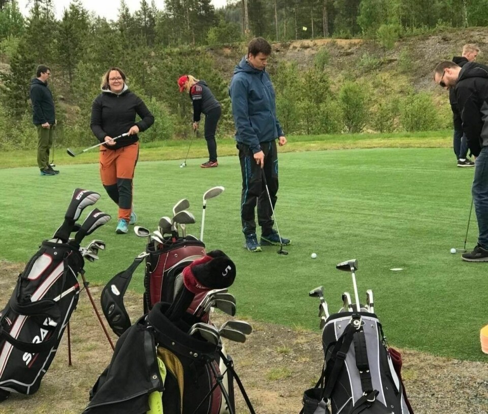 FULLT KJØR: Det var godt med deltakere da Midt-Troms golfklubb denne uka startet det første nybegynnerkurset på Finnkroken mandag kveld. Foto: Simen Inderhaug