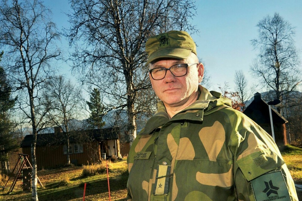 OVERRUMPLET: Pål B. Nygaard, tillitsvalgt på heltid i Hæren, mistet munn og mæle da han ble overrasket av hærsjefen, som hadde med seg en medalje han fikk. Foto: Kari Anne Skoglund (Arkiv)