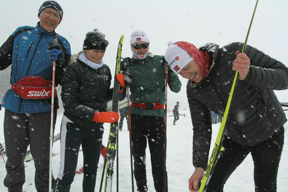 GODT FESTE: Geir Håvard Hanssen smører ski i snøværet, mens sønnen Jakob, kona Jorid og far Arnulf venter på at smøresjefen skal bli ferdig til start. Foto: Ivar Løvland