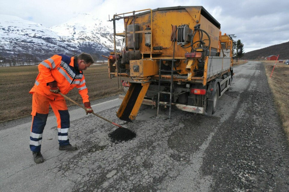 VEIARBEID: Bildet er tatt for to år sia da 5,5 tonn oljegrus ble lagt i hullene på 4 km av riksvei 854 ved Grundnes. Foto: Terje Tverås (Arkiv)