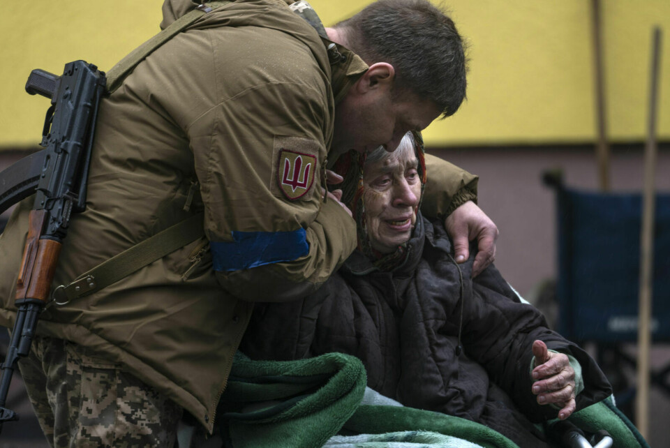 En soldat trøster Larysa Kolesnyk (82) etter at hun er ble evakuert fra Irpin utenfor Kyiv onsdag. Foto: Rodrigo Abd / AP / NTB