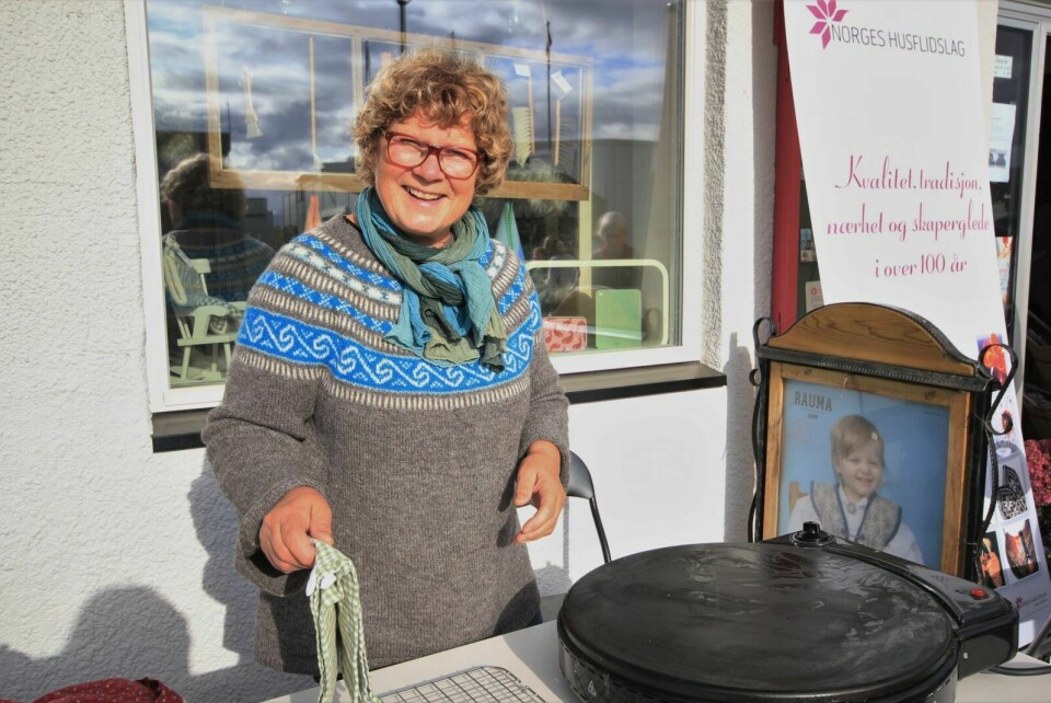 STÅR PÅ TORGET: Målselv husflidslag, her ved Ruth Tollefsen, markerer Husflidsdagen i Bardufoss sentrum lørdag. Arkivfoto