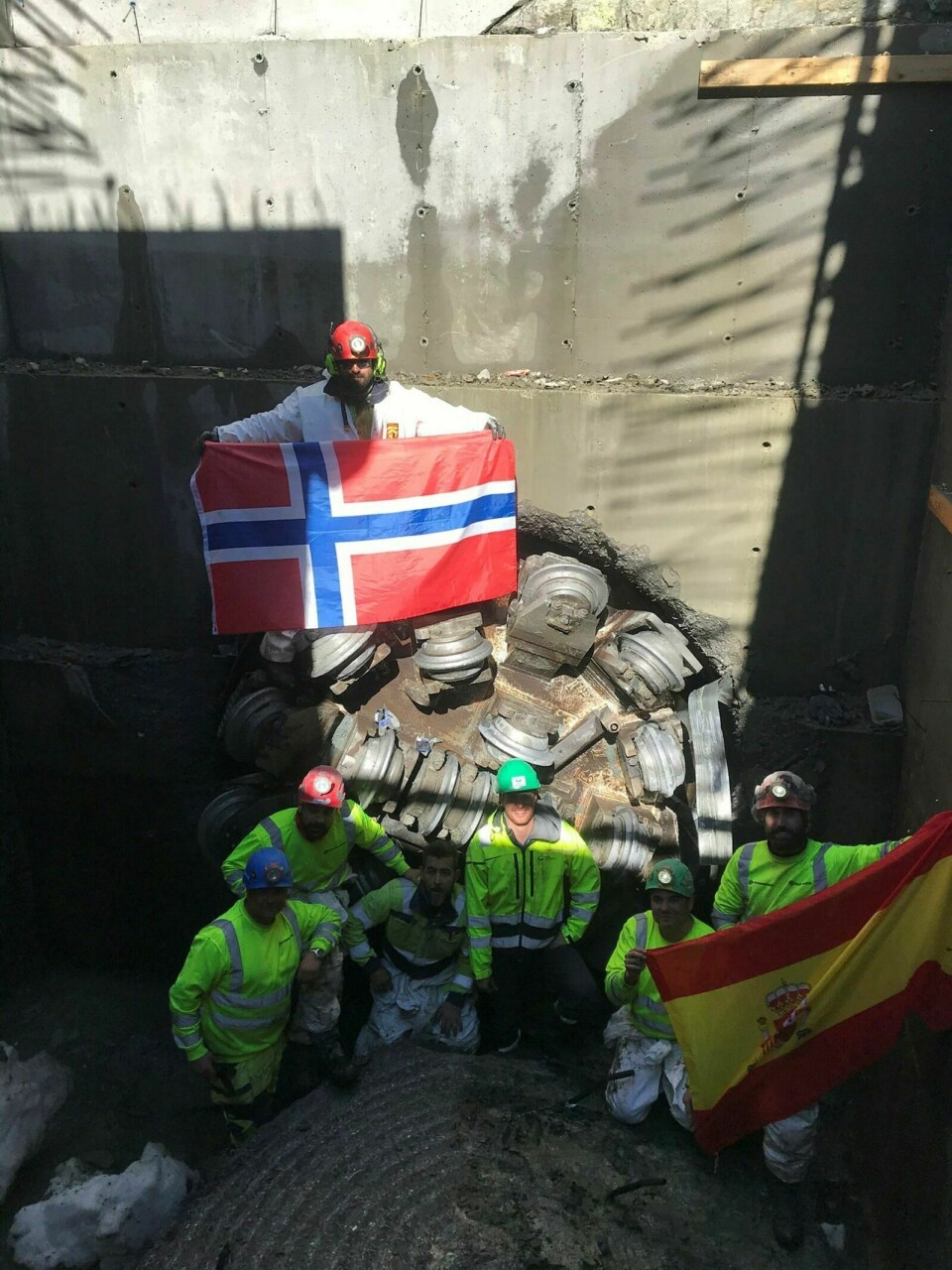 ENDELIG: Tirsdag kunne arbeiderne «heise» det norske og det spanske flagget da de fikk gjennomslag i den nesten 3 km lange tunellen mellom Altevatnet og Salvasskardet. Foto: Privat