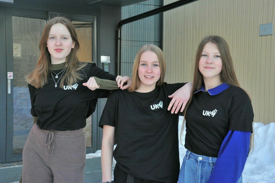 KLARE FOR UKM: Ingrid Marie Nyland, Nemi Schott og Emma Lian utenfor Storsteinnes skole. Onsdag reiste de rundt til skolene i Balsfjord for å oppmuntre til deltakelse under årets UKM. Foto: Sol Gabrielle Larsen