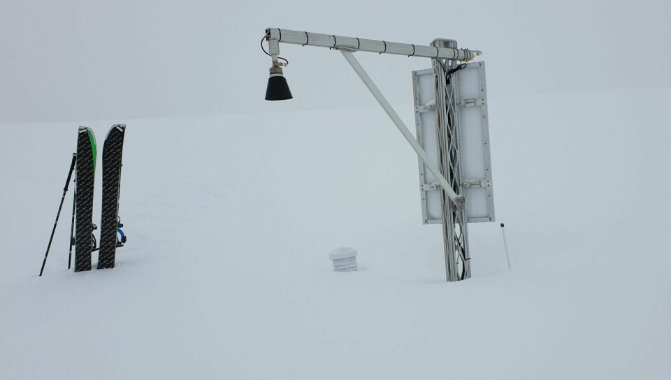 SIGNALENE SNØDDE BORT: Målestasjonen på Sjufjellet måtte melde pass da antenna snødde ned søndag morgen. Da dette bildet ble tatt 19. april var snødybden 3,28 meter. Foto: Aadne Olsrud