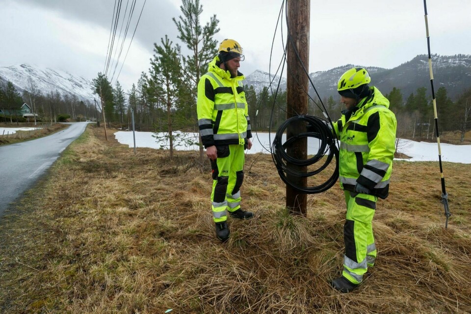 KABLER BARDU: Evald og Sergej fra Litauen jobber i firmaet Linjeproff AS, som utfører kabelarbeidet for Nordix Data. Her ved Fjellstadveien.