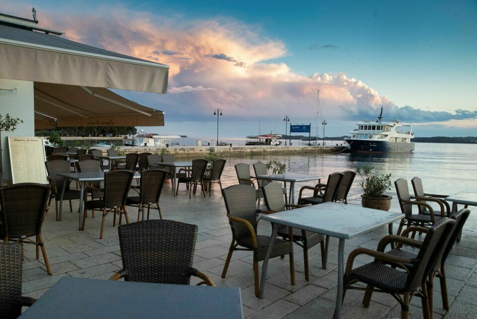 ØDE: Kafeer og restauranter ligger øde i havnen i Fazana i Kroatia tirsdag denne uken. Lokalt næringsliv lider under nedstengningstiltakene. Foto: Darko Bandic / AP / NTB scanpix