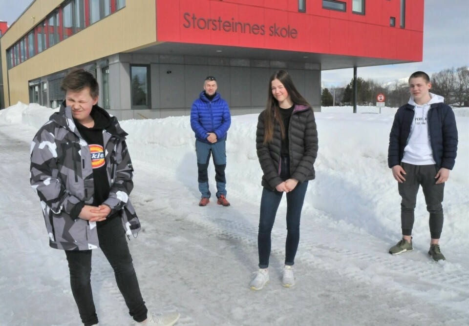 TRISTE OG OPPGITTE: De hadde gleda seg til Oslotur. Nå må de betale uten at det blir noe av den. Fra venstre: Joakim (15), Morten Nilsen, Mia (15) og Marius (16). Det var Nord24.no som først omtalte saken. Foto: Sol Gabrielle Larsen