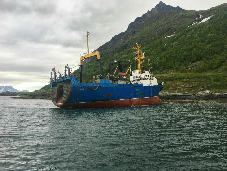 VENTER PÅ FLO: Den russiske fiskebåten Kokshaysk har gått på grunn ved Arnøya i Troms.RS SKOMVÆR/ NTB SCANPIX