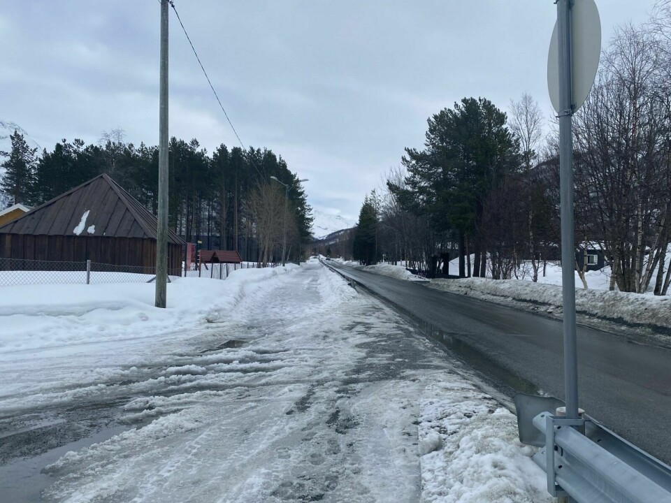 HULLETE: Gang- og sykkelveien langs Skogveien i Nordkjosbotn er så hullete at den skaper trafikkfarlige situasjoner, mener formannskapet. Foreløpig er den godt dekket av snø. Foto: Maiken Kiil Kristiansen