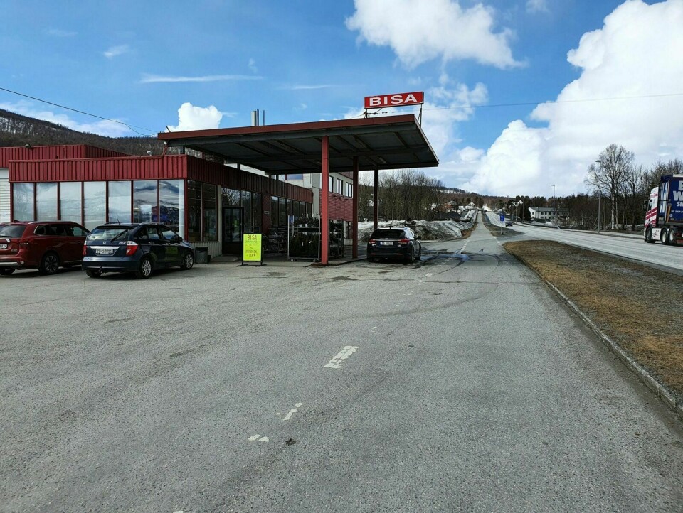 BISA: Statens vegvesen har mange planer for området rundt Bisa-butikken i Heggelia. De ønsker å gjøre trafikkbildet mindre farlig. Foto: Morten Kasbergsen