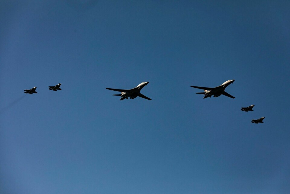 FARLIGERE TID: Et foredrag i Istindportalen 9. juni har som tema «Et farligere Norge?» På bildet ser vi norske fly som eskorterer amerikanske bombefly i norsk luftrom. (Foto: Martin Giskegjerde, Forsvaret)