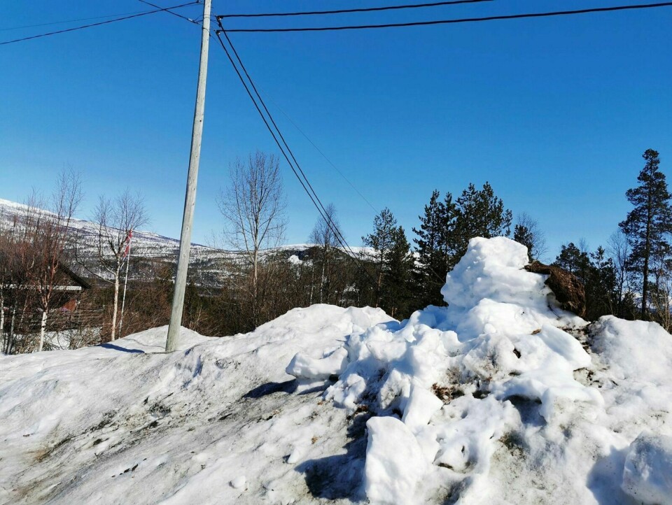 STORE MENGDER: Det skal være snø fra både veien i boligfeltet og flere gårdsplasser som er plassert på ekteparets eiendom. Foto: Malin Cerense Straumsnes