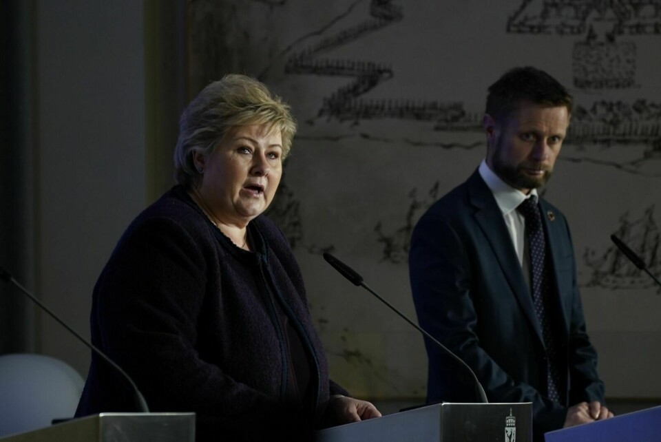 FORLENGER STENGINGA: Erna Solberg og helseminister Bent Høie meddelte tirsdag at landet stenges videre. Foto: Heiko Junge / NTB scanpix