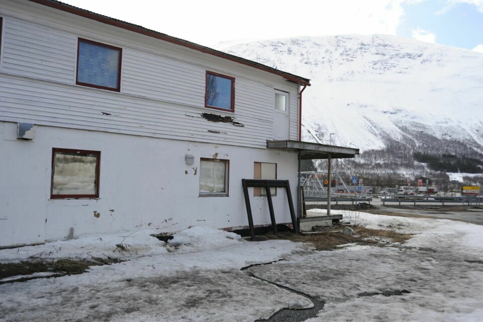 RÅTNER: Alvin Olsen har i en henvendelse til Balsfjord kommune skrevet at han frykter veggene på gamle River kro holder på å råtne. Foto: Maiken Kiil Kristiansen