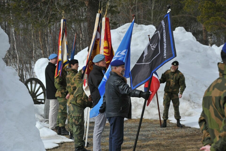 FANER: Oppstilling ved minnestedet. Fremst Brigadeveteranforbundets fane. Foto: TERJE TVERÅS