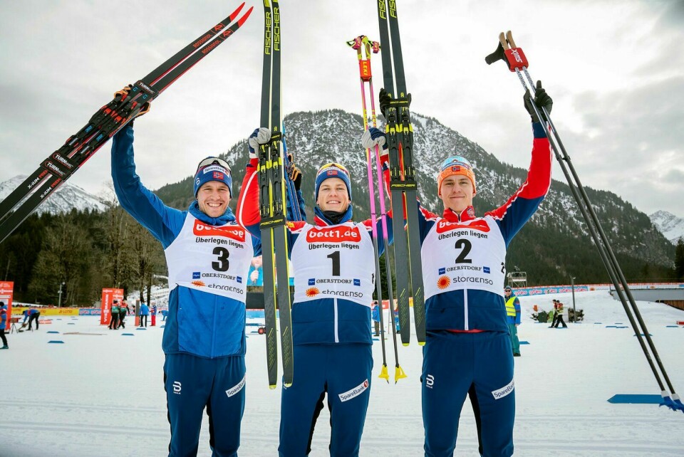 TRIPPEL NORSK: Johannes Høsflot Klæbo (i midten) vant sprinten i prøve-VM i Oberstdorf. Erik Valnes (t.h.) kom på tredjeplass og Pål Golberg på andreplass. FOTO: Heiko Junge / NTB scanpix