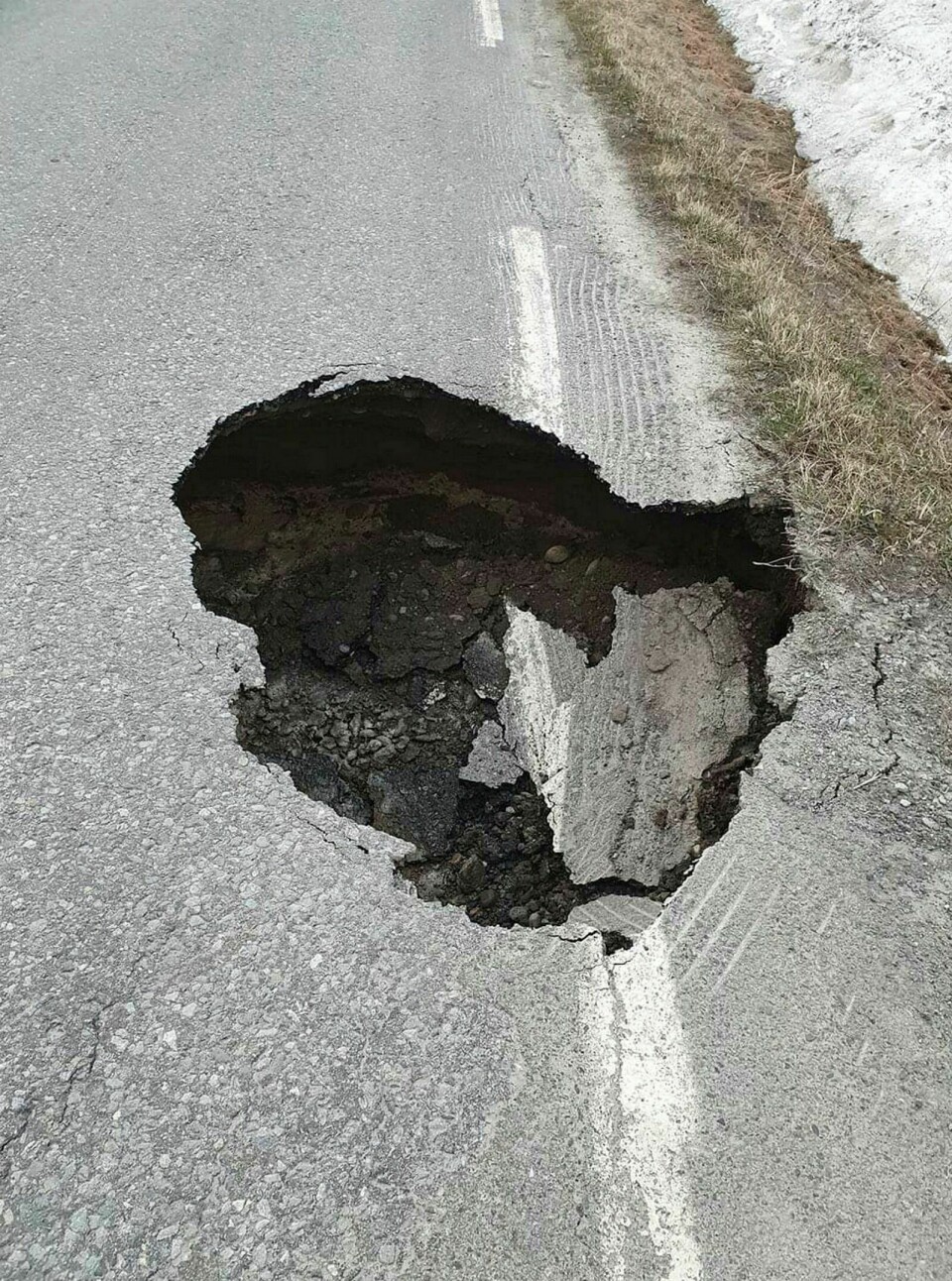 VEISKADE: Dette hullet avdekket store utgravinger i veien mellom Olsborg og Målsnes søndag kveld. Foto: Privat