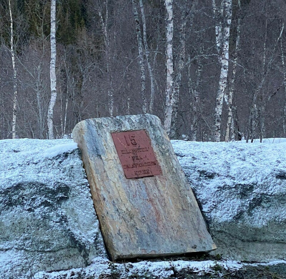 VELTET: Steinen som viser at det er 15 kilometer til Balsfjordens kirke har veltet i vinter, som følge av veivedlikehold. Foto: Jens-Olav Løvlid
