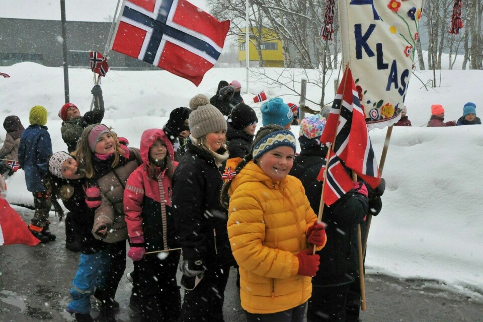 GOD STEMNING: Ingrid (i gult) hygget seg sammen med resten av «kohort 7». Foto: Sol Gabrielle Larsen
