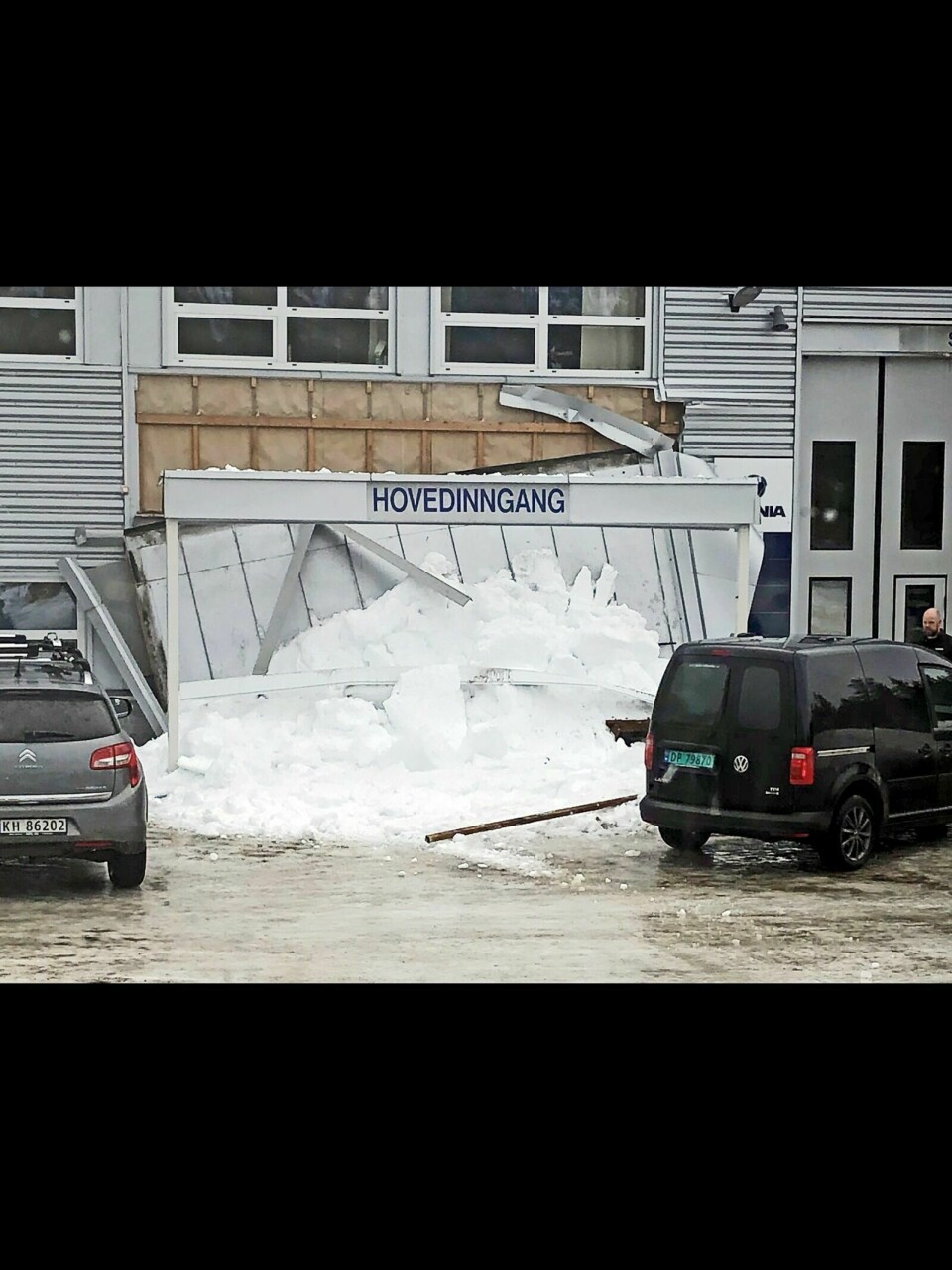 RASTE NED: Inngangspartiet til Scania Bardufoss falt sammen av snøtyngde denne uka. Foto: Privat