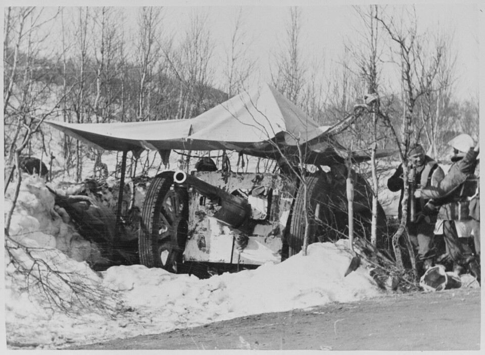 FRANSK KANON: Franske alpejegere deltok en kort periode i fjellkrigen. Bildet viser en fransk 75 mm feltkanon som støttet alpejegerne på Narvik-fronten. Foto: NTBs krigsarkiv via Riksarkivet