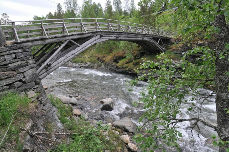 FÅR FØRSTEHJELP: Troms og Finnmark fylkeskommune bidrar med 10 000 kroner til vedlikehold av Skoelvbrua i Nedre Bardu. Foto: Terje Tverås