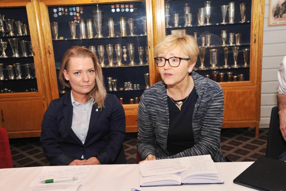 Sandra Borch (Sp), her sammen med partikollega Liv Signe Navarsete. Foto: Kari Anne Skoglund (arkiv)