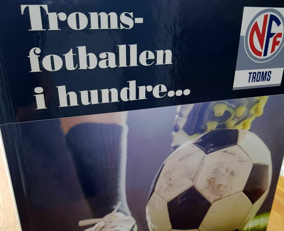 BOK SOM FENGER: Troms fotballkrets sin jubileumsbok har fått mange lesere i ei tid der spill av fotball ikke har latt seg gjennomføre. Foto: Ivar Løvland