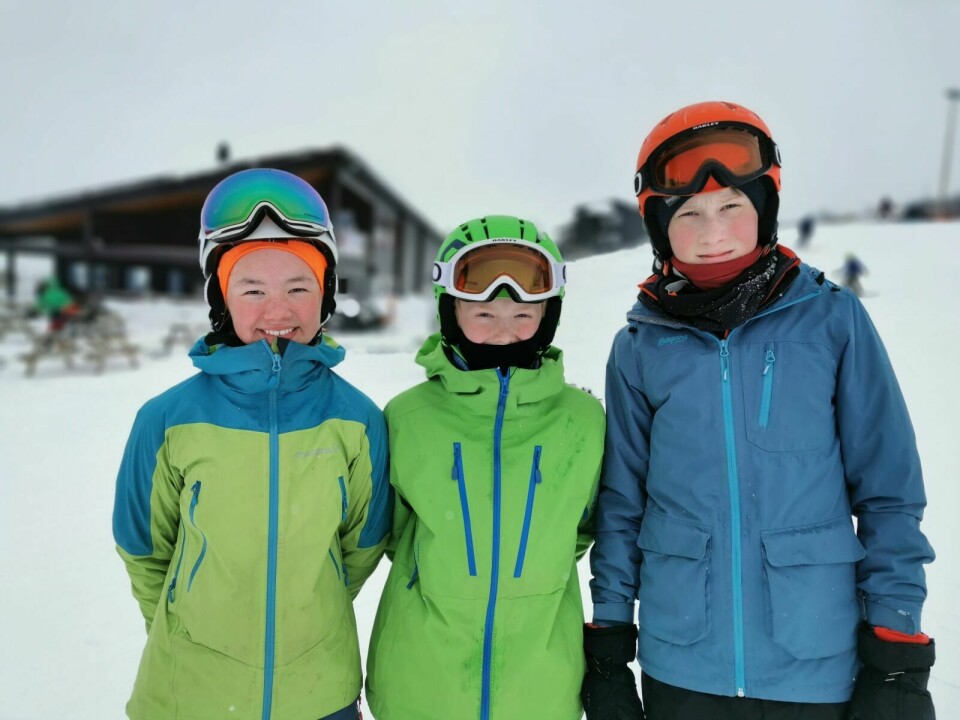 TILBAKE: Lotte (f.v.), Iver og Ola fra Tromsø er ofte i fjellandsbyen, og er glad de fikk prøve seg i bakkene igjen før sesongen er over. Foto: Malin Cerense Straumsnes