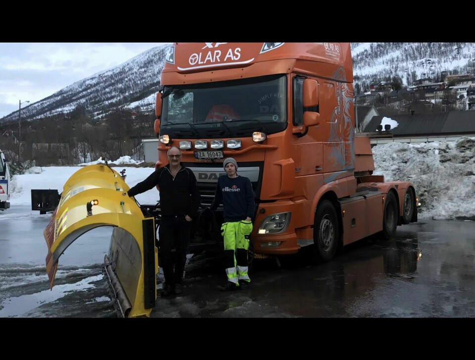 MISFORNØYD: Oddleif Larsen og hans lærling Christoffer Sørensen foran brøytebilen til Larsen. Foto: Privat