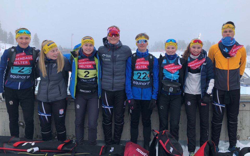 TO LAG: Her er løperne på Troms sine to lag under Kong Haralds Ungdomsstafett i Holmenkollen. Foto: Troms skikrets