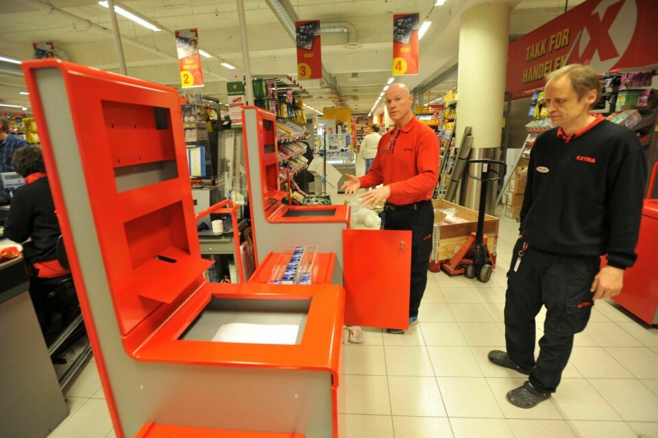 SELVBETJENING: Butikksjef Jon Kvello på Coop Extra på Setermoen, her sammen med butikkansatt Ronny Lyngmo til høyre, innførte selvbetjente kasser i 2016. Foto: TERJE TVERÅS