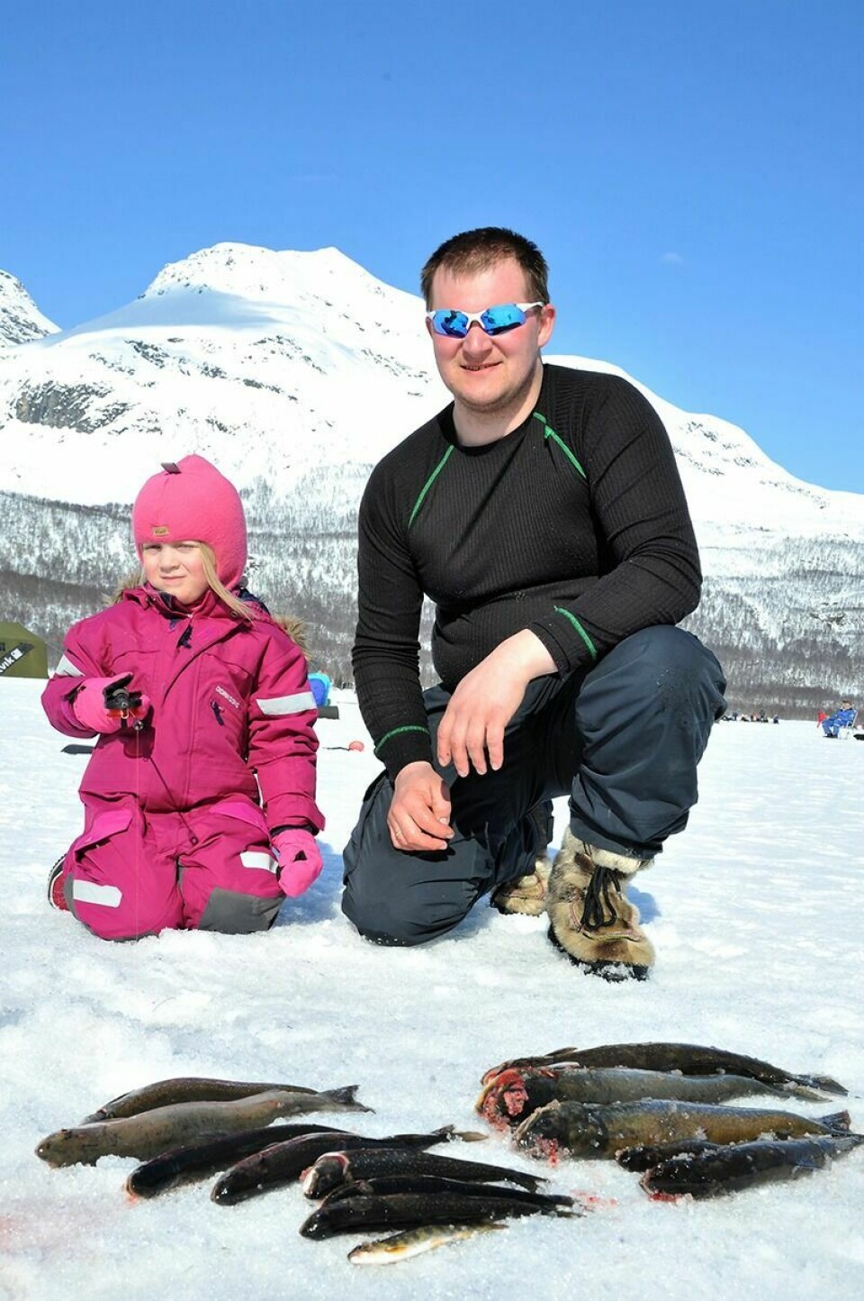 UNG STORFISKER: Fem år gamle Signe og pappa Kim Tore Dons fikk storfangst da de var på isfiske på Laksvatn. Foto: Leif A. Stensland