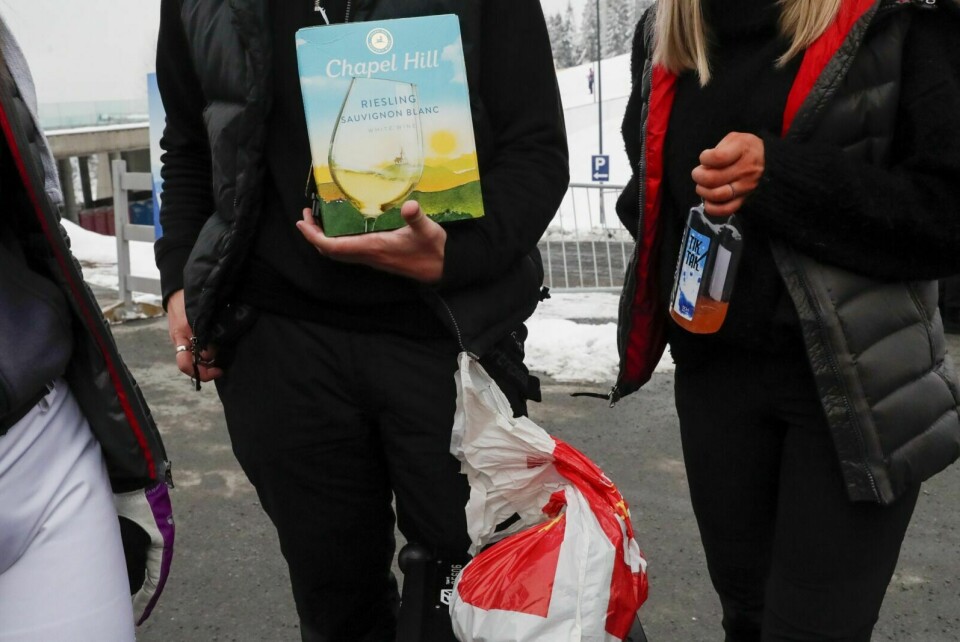 NEI TIL ALKOHOL: Det må være mulig å være tilskuer under Holmenkollen skifestival uten å drikke alkohol, mener Nye Troms. Bildet ble tatt under helgas skifestival. Foto: Terje Bendiksby / NTB SCANPIX