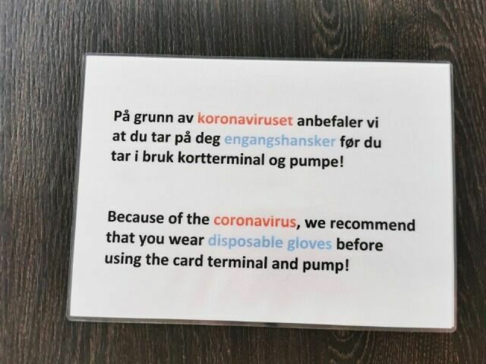 OPPFORDRING: YX Bardufoss ber sine kunder om å bruke engangshansker når de skal benytte seg av terminalene og pumpene. Foto: Privat