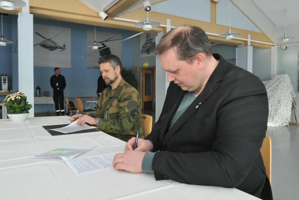 ENDELIG: Bengt-Magne Luneng og Eirik Stueland underskrev avtalen fredag. Den trer i kraft umiddelbart. Foto: TERJE TVERÅS