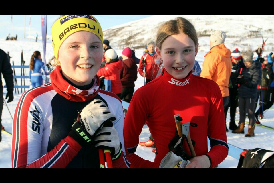 BLIDE JENTER: Tora Heimdal (t.v.) og Jonette Celia Evensen fra Bardu IL smilte godt etter en 3.- og en 4. plass under kretsmesterskapet i langrenn søndag. Foto: Ivar Løvland