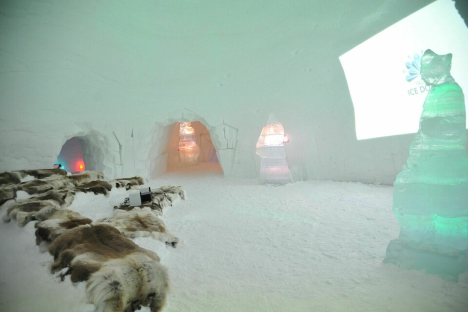 KINO: Tromsø Ice Domes har en egen iskinosal. Skulpturene her portretterer samer. Foto: Kari Anne Skoglund