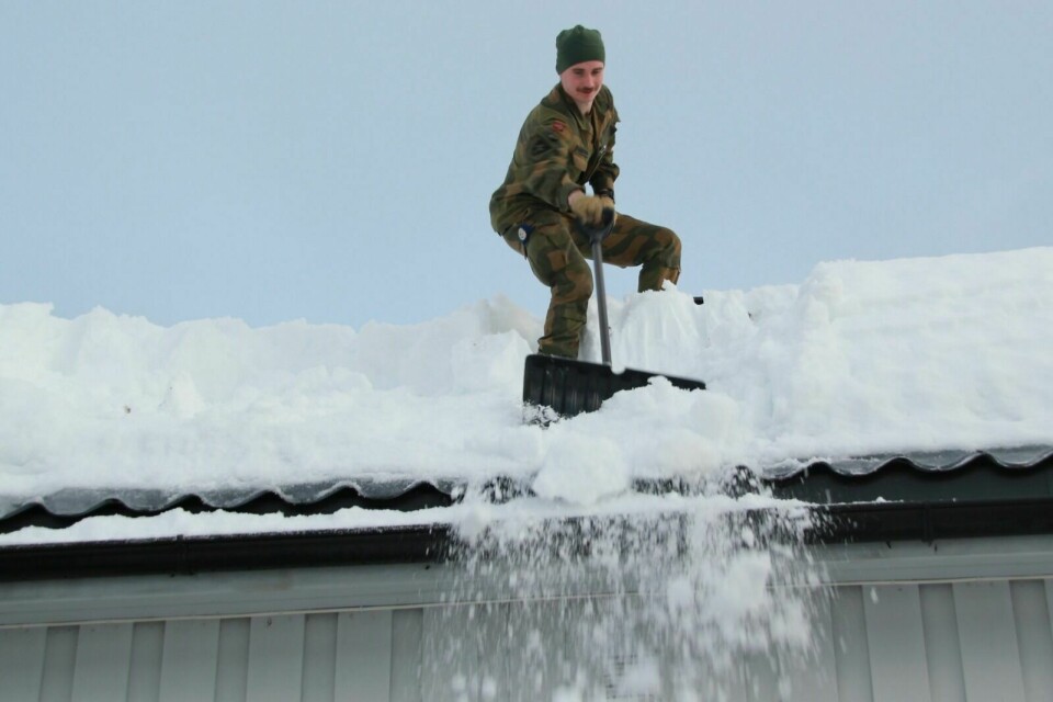 BEDRE FØRE VAR: Tord Fagermo måket lørdag taket på boligen deres i Heggelia. - Snøen er veldig tung nå, slo han fast.
