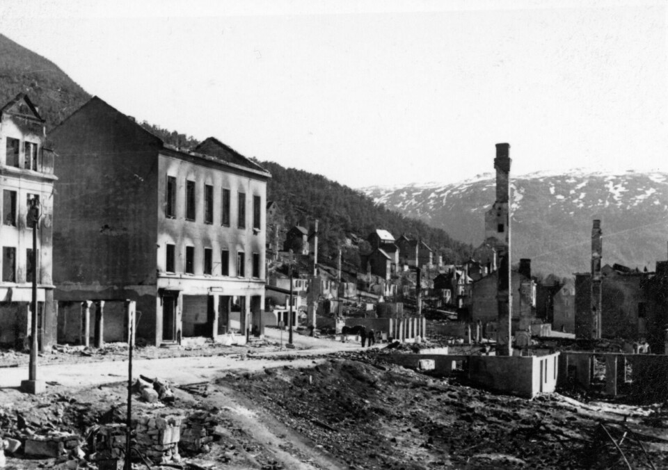 I RUINER: Store deler av bebyggelsen i Narvik ble ødelagt under kamphandlingene våren 1940. Nå skal eldre bygninger i Drammen forestille malmbyen i den kommende krigsfilmen 'Narvik'. Foto: Morten Kasbergsens samling