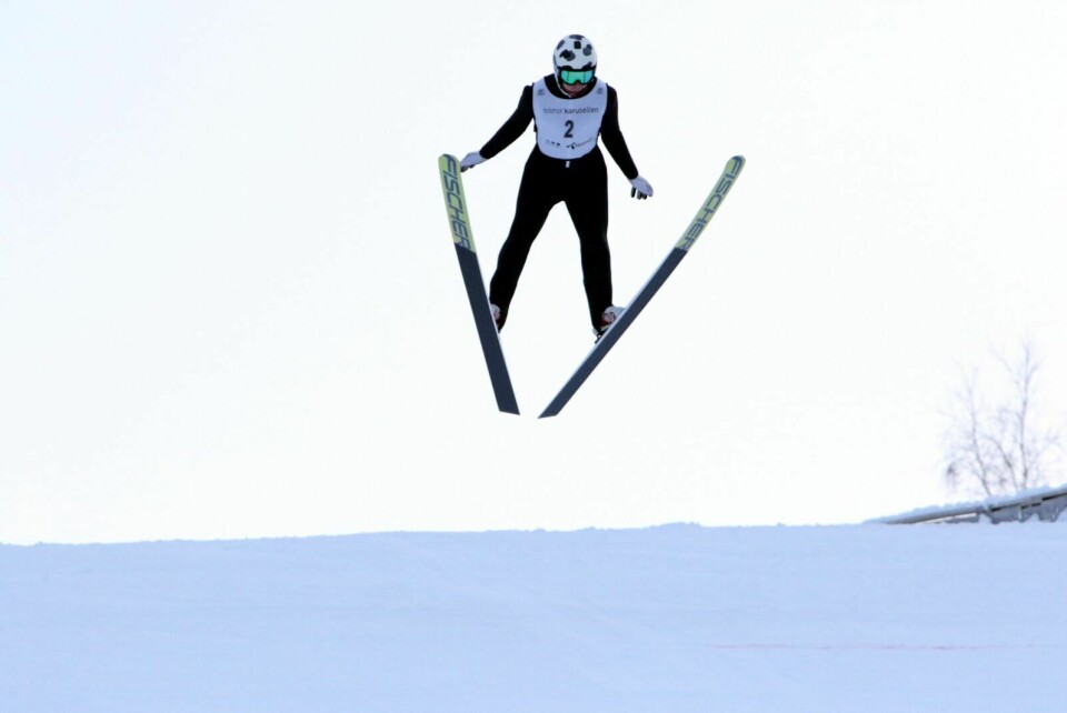 LENGST: Espen Benjaminsen fra Harstad skiklubb kom lengst ned i den største bakken med sitt svev her på 55 meter. Foto: IVAR LØVLAND