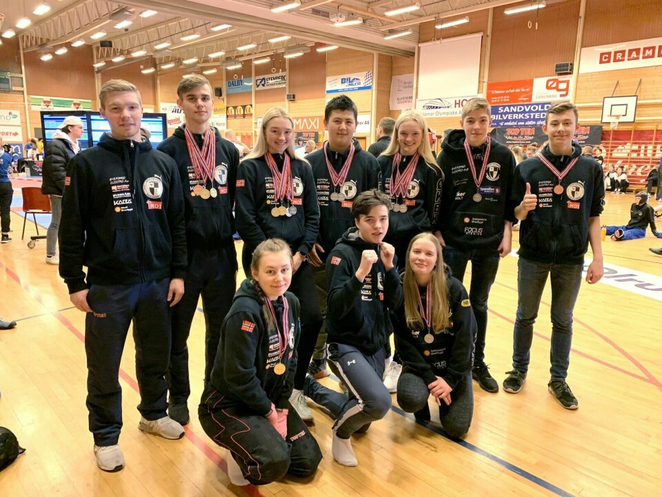 NY MEDALJEFANGST: Øverbygd kickboxingklubb sine utøvere samlet medaljer i fleng i Hamar. Foto: Privat