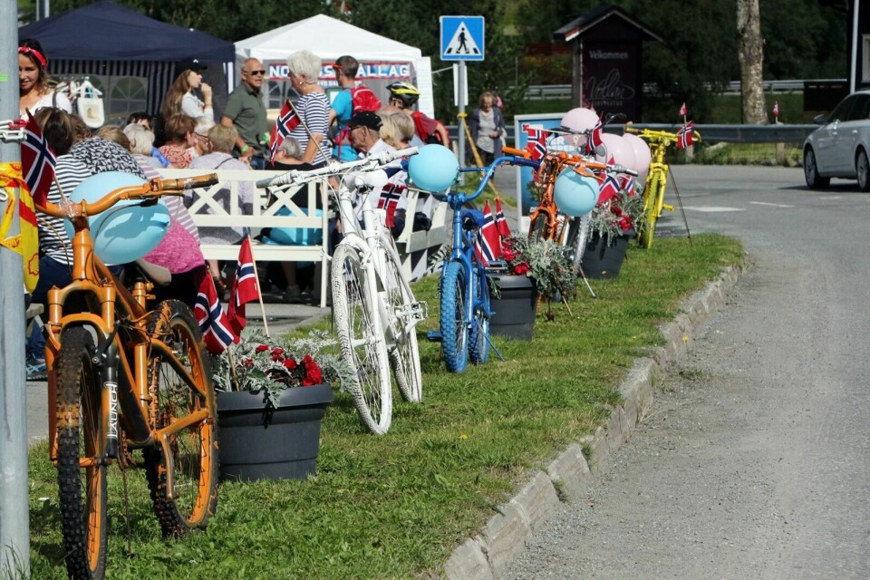 PYNTET: Nordkjosbotn var pyntet til sykkelfest for tre år siden. Nå planlegges årets utgave der en etappe starter i bygda. Foto: Ivar Løvland (arkiv)