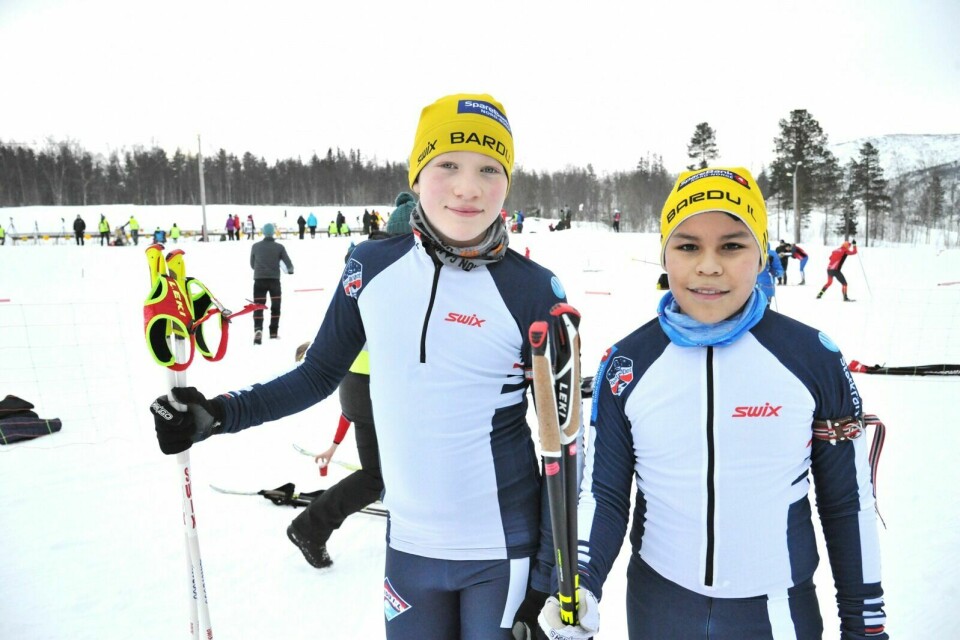 SOSIAL: Johannes Fuglem (t.v.) og Nikolai Carlos Ricardo Kroken fra Bardu IL synes skiskyting er sosialt og artig. Foto: Malin Cerense Staumsnes