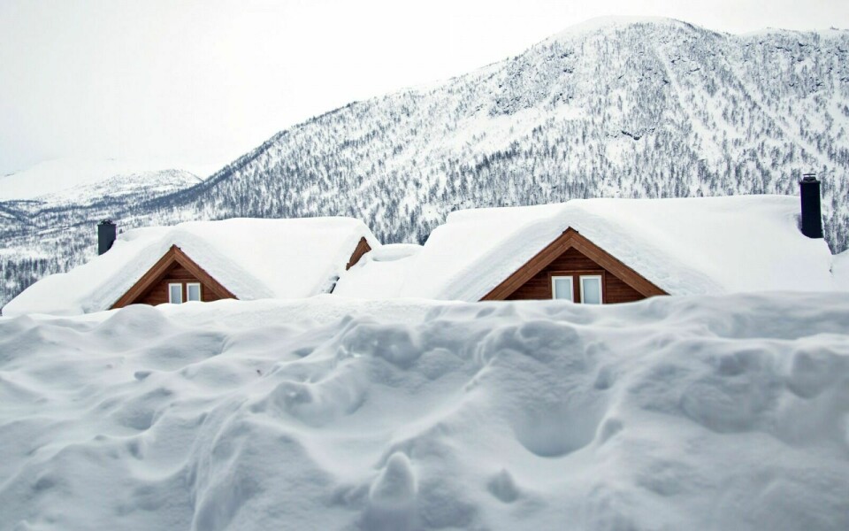 TUNGT FOR TAKET: Forsikringsselskapet oppfordrer hytteeiere, og for så vidt huseiere, om å ha tilsyn med og måke taket flere steder i landet, deriblant i Indre Troms. Foto: Colourbox- Tryg Forsikring