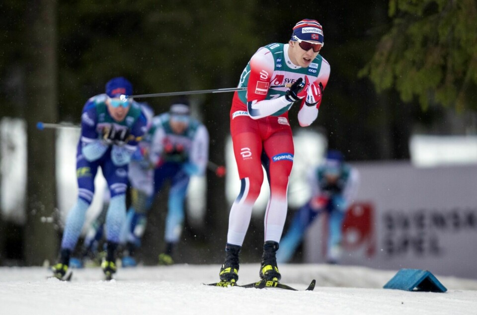 TOPP LØP: Erik Valnes på vei mot mål i søndagens renn i Östersund, med finske Ivo Niskanen bak seg. Foto: TERJE PEDERSEN, NTB SCANPIX