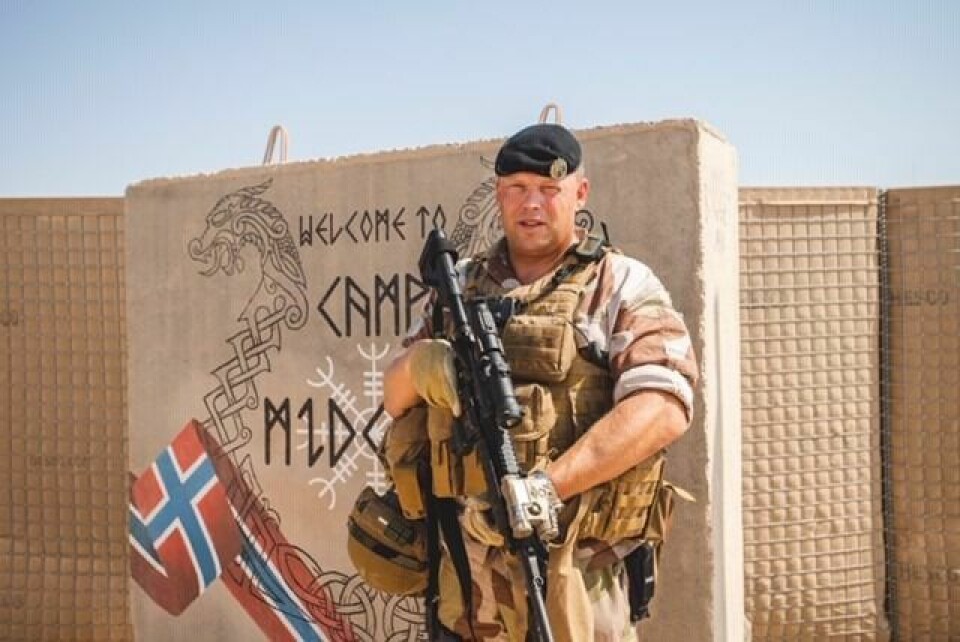 I IRAK: Oberstløytnant Einar Aarbogh ved siden av skiltet til den norske leiren ved Al Asad Airbase i Irak. Foto: Privat