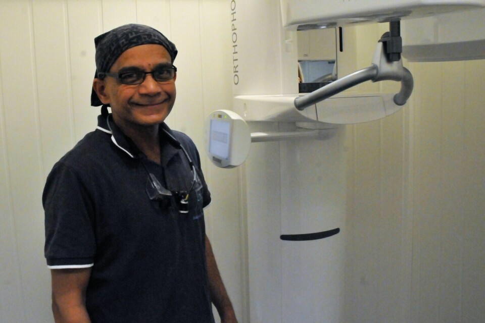 TRIVES PÅ STORSTEINNES: Tannlege Parvez Machuletz foran den nye 3D-røntgenmaskinen på klinikken. Foto: Sol Gabrielle Larsen